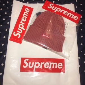 BNWT SUPREME OVERDYED RIPPED BEANIE